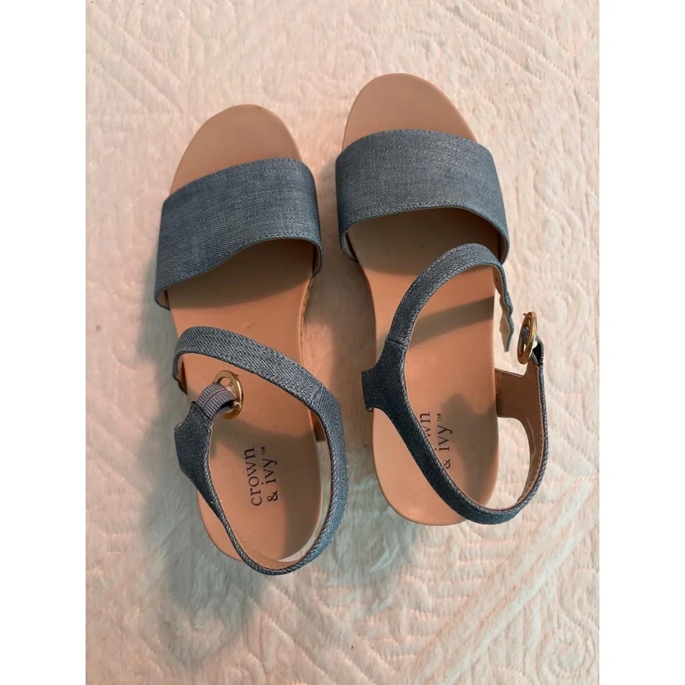 CROWN & IVY Sandals Womens 9M Blue Denim Casual Ankle Strap Buckle Chic Platform